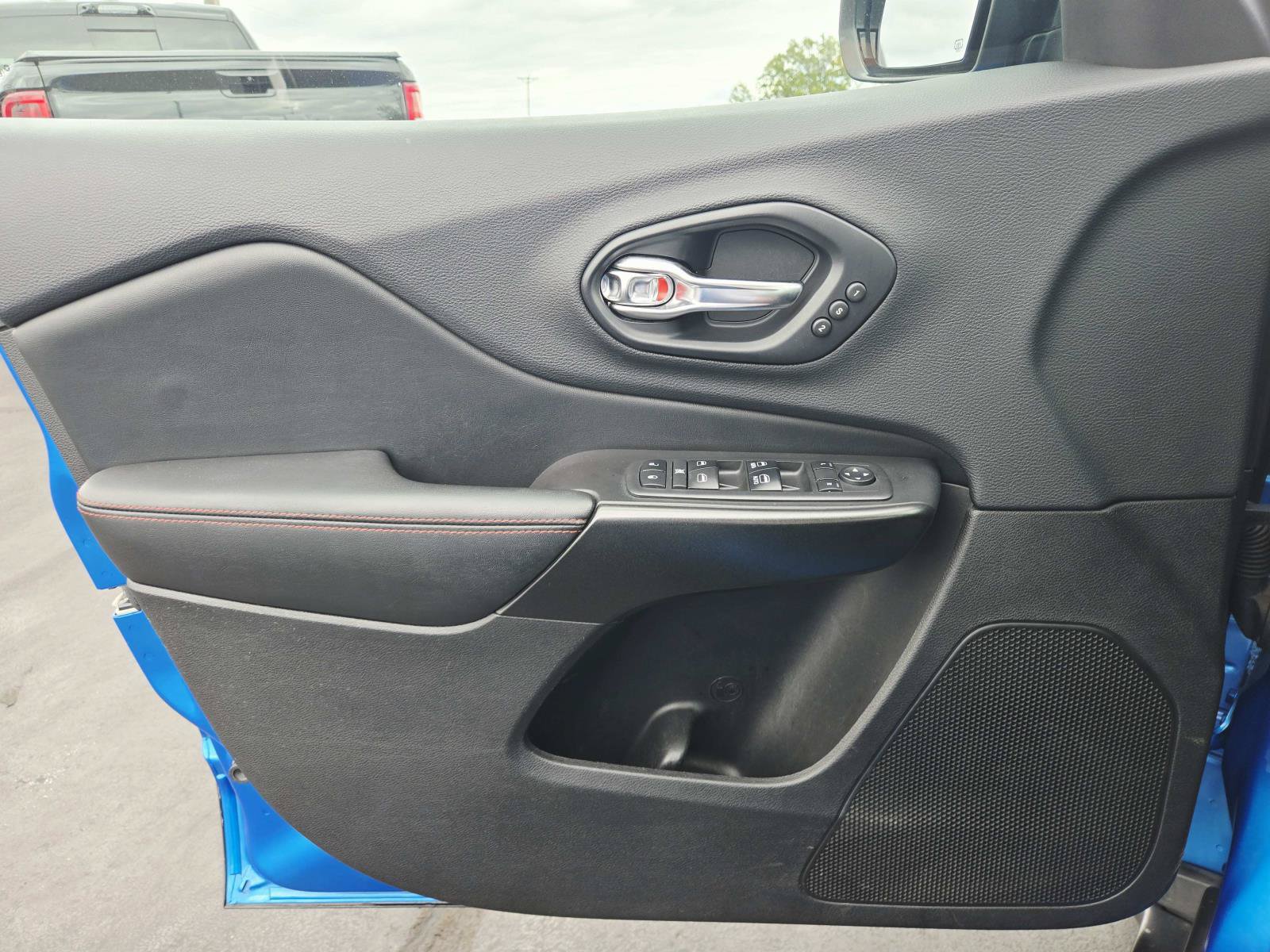 Used 2019 Jeep Cherokee Trailhawk AWD/4WD image 38
