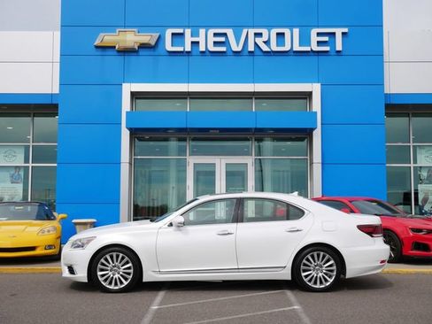 Used 2013 Lexus LS 460 AWD w/ Comfort Pkg image 4