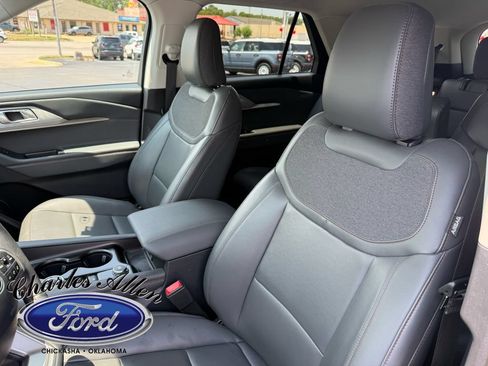 Used 2025 Ford Explorer Active w/ Active Comfort Package RWD image 10