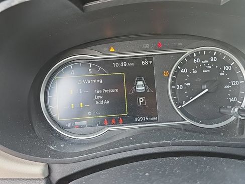 Used 2022 Nissan Versa SV FWD image 4