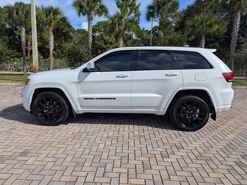 Used 2022 Jeep Grand Cherokee Laredo X image 8