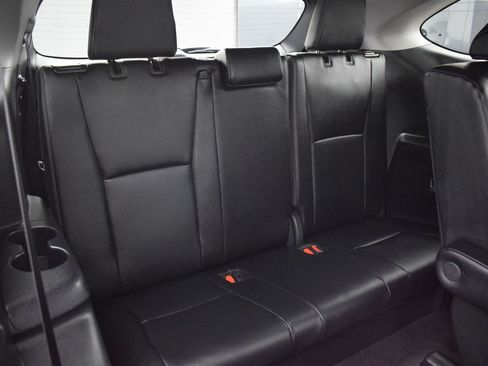 Used 2024 Toyota Highlander XLE AWD/4WD image 12