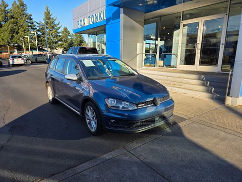 Used 2017 Volkswagen Golf Alltrack S image 1