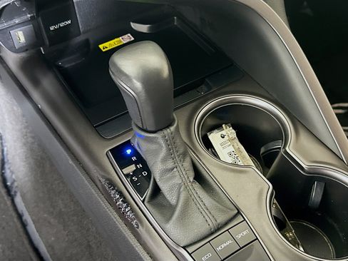 Used 2023 Toyota Camry SE w/ Cold Weather Package FWD image 21