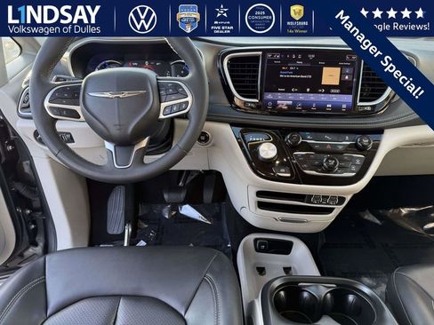 Used 2023 Chrysler Pacifica Touring-L image 9