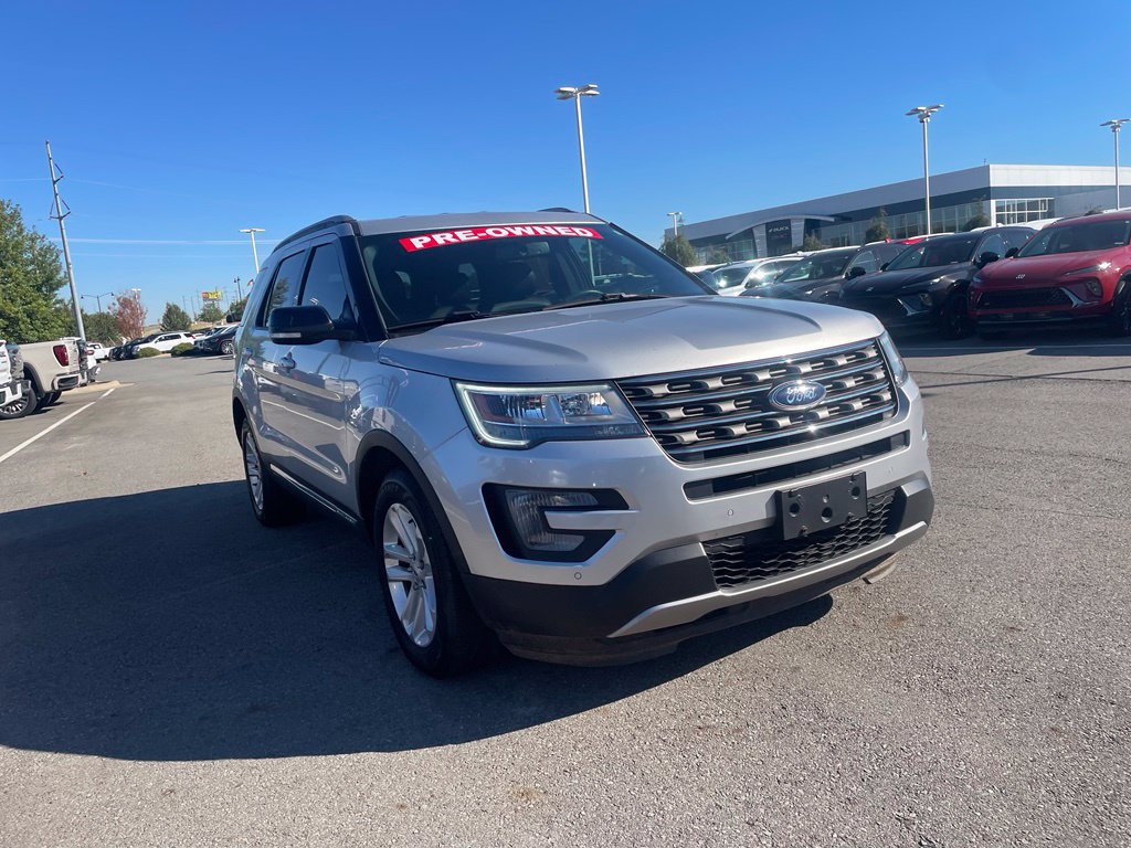Used 2017 Ford Explorer XLT w/ Equipment Group 202A FWD image 3
