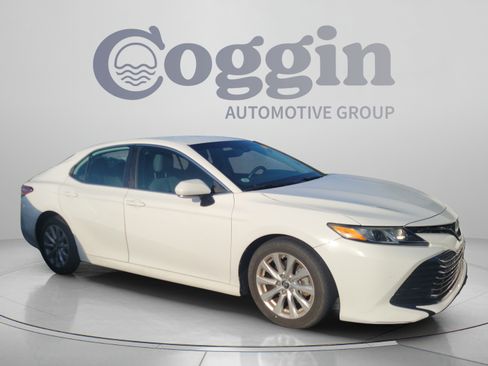 Used 2018 Toyota Camry LE w/ Convenience Package FWD image 5