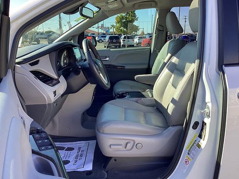 Used 2018 Toyota Sienna XLE w/ XLE Navigation Package image 9