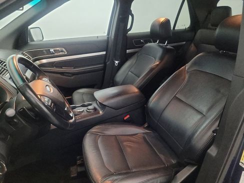 Used 2017 Ford Explorer XLT w/ Equipment Group 202A AWD/4WD image 17