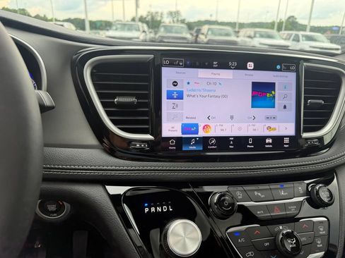 New 2027 Chrysler Pacifica Limited FWD image 10