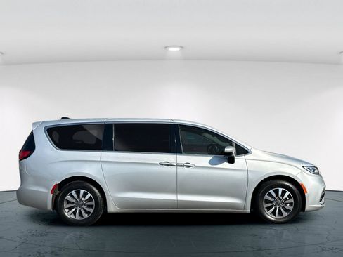 Used 2023 Chrysler Pacifica Touring-L FWD image 7