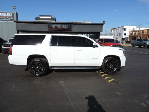 Used 2019 GMC Yukon XL SLT image 3
