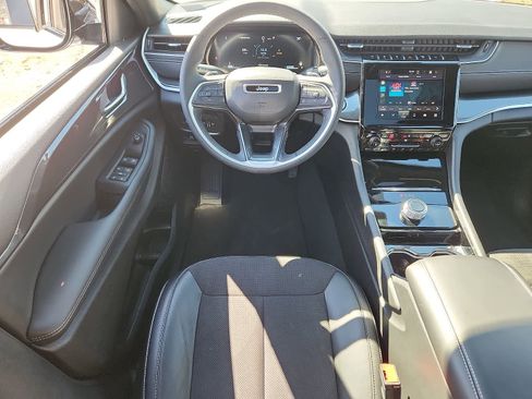 Used 2023 Jeep Grand Cherokee Altitude image 12