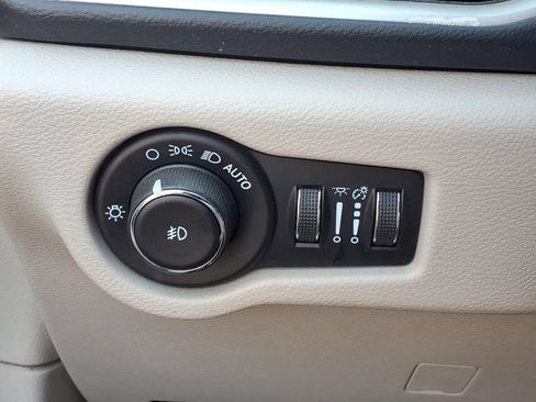 Used 2021 Chrysler Pacifica Touring-L FWD image 11