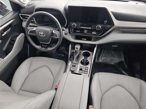 Used 2023 Toyota Highlander Limited image 28