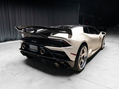 Used 2021 Lamborghini Huracan EVO RWD image 14