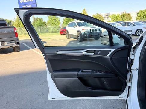 Used 2019 Ford Fusion SE FWD image 11
