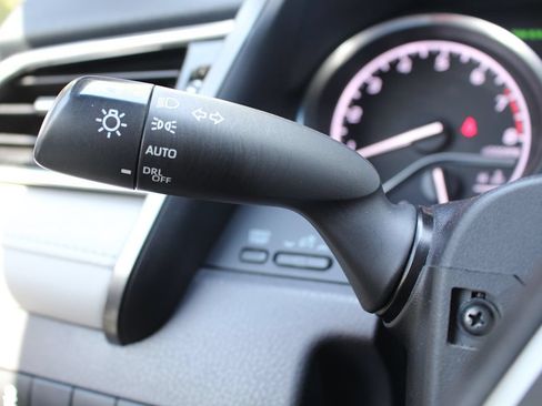 Used 2018 Toyota Camry XLE FWD image 22