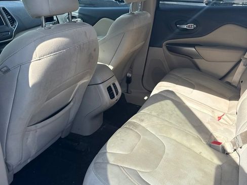 Used 2019 Jeep Cherokee Latitude w/ Popular Appearance Group FWD image 3