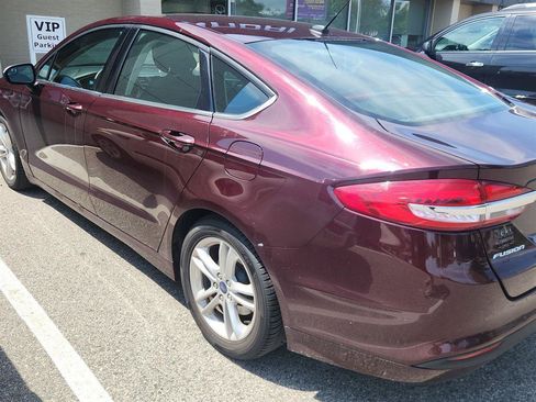 Used 2018 Ford Fusion SE w/ Fusion SE Technology Package FWD image 6