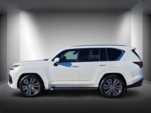 Used 2025 Lexus LX 600 4WD w/ Luxury Package image 2