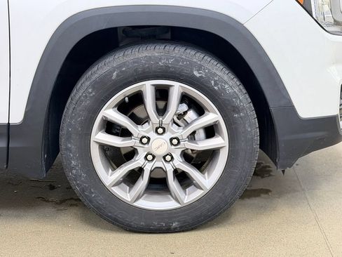 Used 2022 GMC Terrain SLT w/ Infotainment Package II AWD/4WD image 4