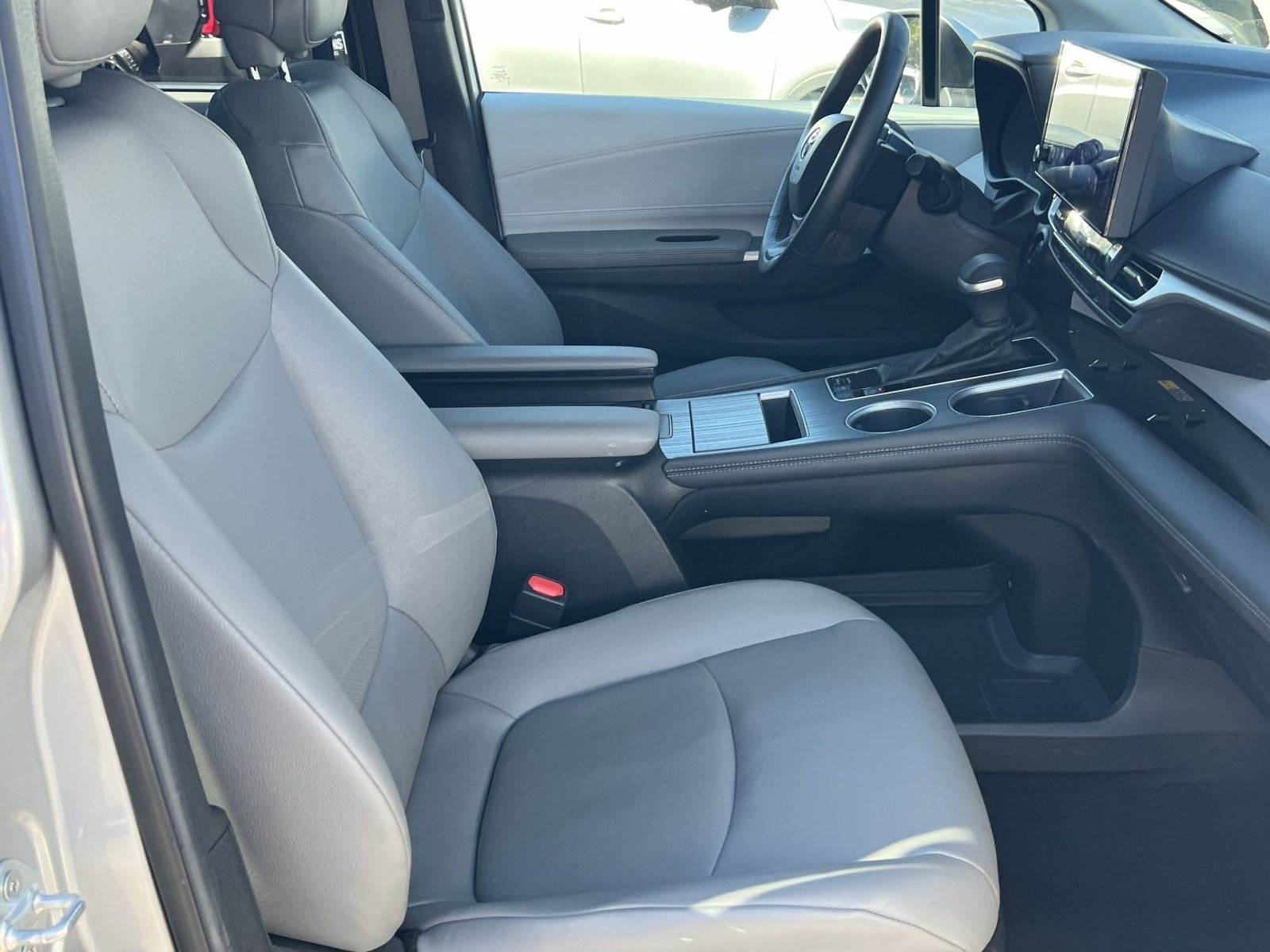 Used 2025 Toyota Sienna XLE FWD image 30