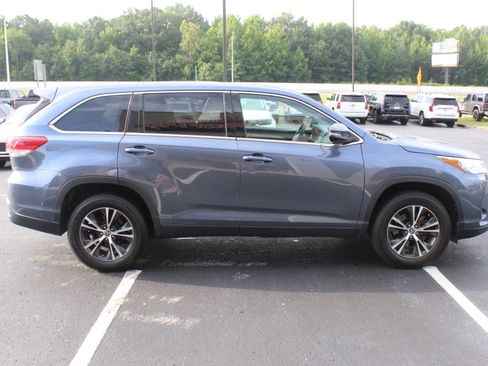 Used 2019 Toyota Highlander LE FWD image 5
