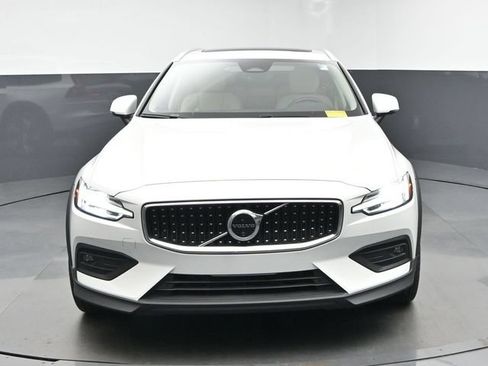 Used 2025 Volvo V60 B5 Cross Country Plus AWD/4WD image 2