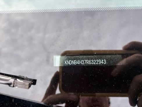 Used 2024 Kia Carnival LX FWD image 31