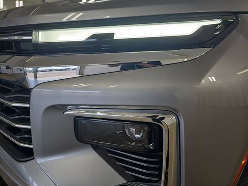Used 2025 Chevrolet Traverse LT FWD image 38