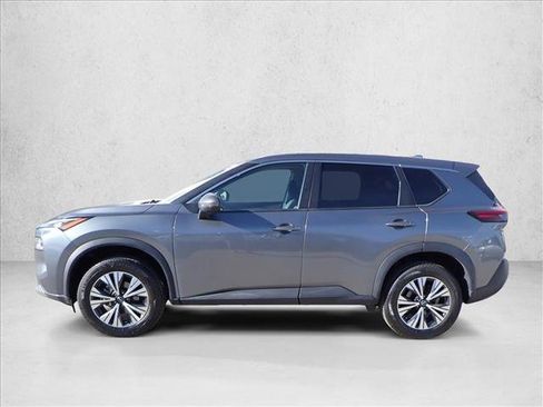 Used 2022 Nissan Rogue SV image 2