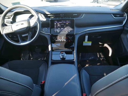 New 2025 Jeep Grand Cherokee Altitude image 4