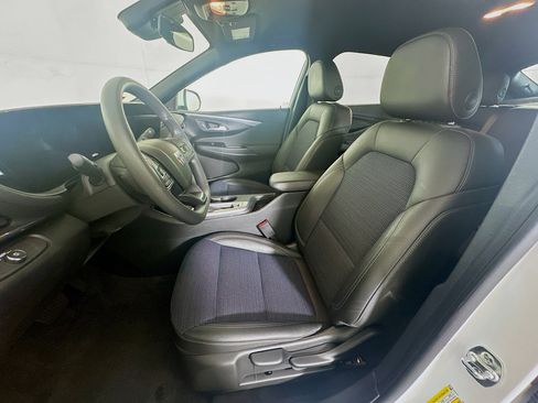 Used 2025 Buick Envista Preferred image 13