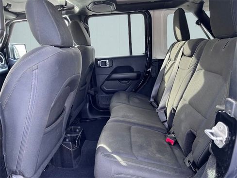 Used 2019 Jeep Wrangler Unlimited Sahara image 24