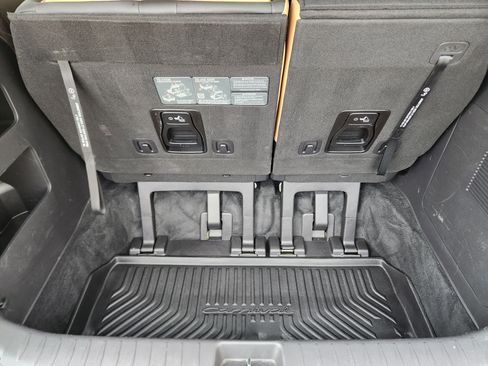 Used 2024 Kia Carnival EX image 32