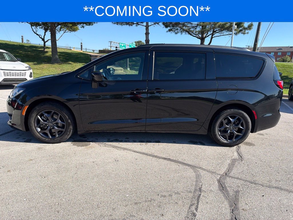 Used 2018 Chrysler Pacifica Touring-L w/ S Appearance Package FWD image 10