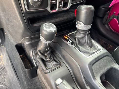 Used 2022 Jeep Wrangler Unlimited Sahara w/ LED Lighting Group AWD/4WD image 18
