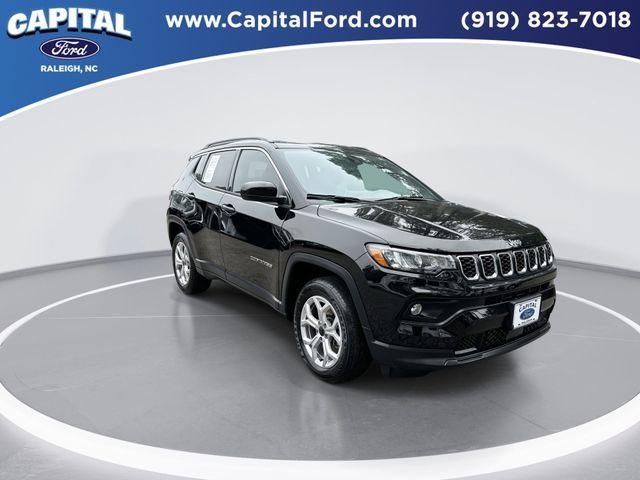Used 2025 Jeep Compass Latitude AWD/4WD image 2