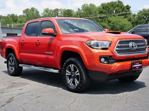 Used 2017 Toyota Tacoma TRD Sport w/ Premium & Technology Package AWD/4WD image 4
