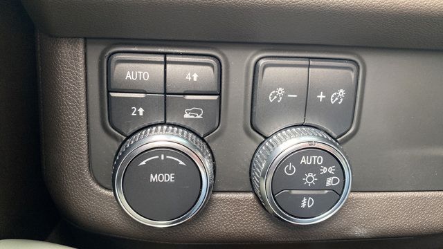 Used 2023 GMC Yukon SLT w/ SLT Luxury Package AWD/4WD image 19