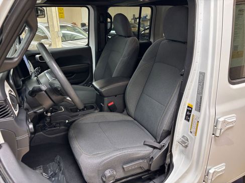 Used 2025 Jeep Wrangler Unlimited Sahara AWD/4WD image 25