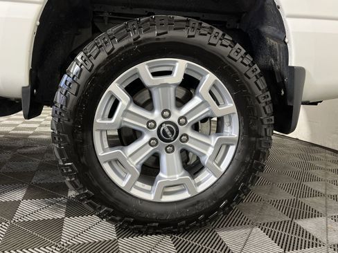 Used 2024 Nissan Titan SV w/ SV Convenience Package image 12