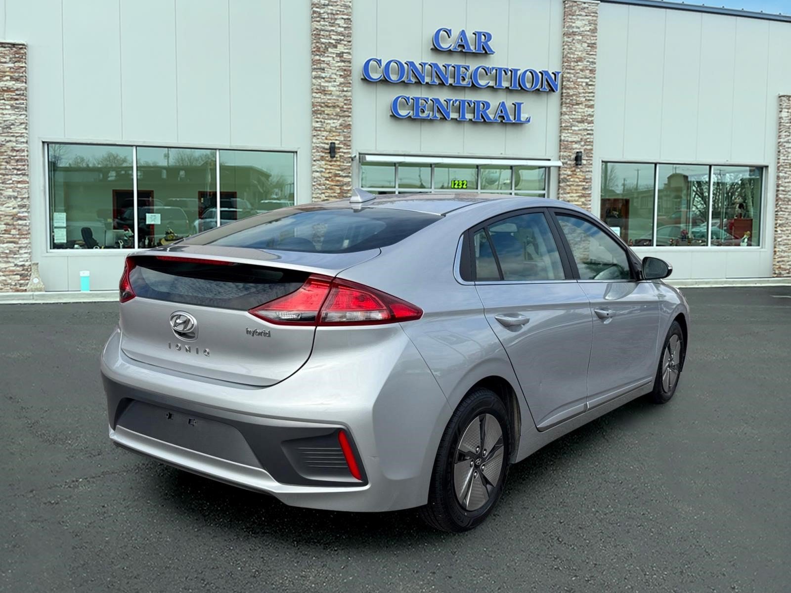 Used 2022 Hyundai Ioniq SE FWD image 4