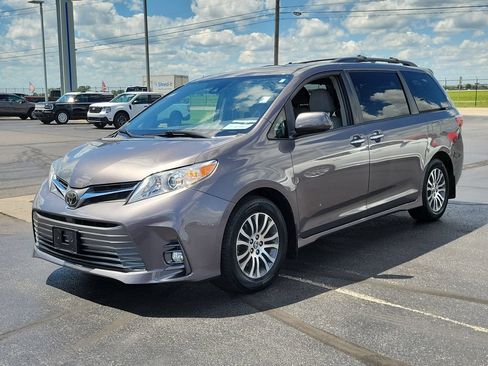 Used 2019 Toyota Sienna XLE w/ XLE Navigation Package FWD image 8