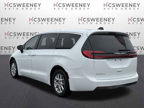 Used 2024 Chrysler Pacifica Touring-L image 3