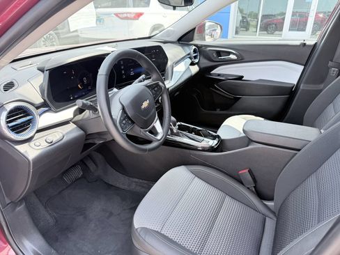 Used 2025 Chevrolet Trax LT w/ LT Convenience Package FWD image 9