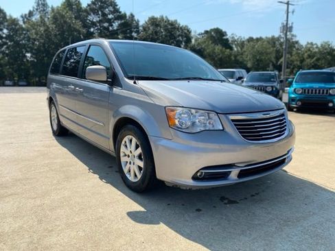 Used 2016 Chrysler Town & Country Touring FWD image 9