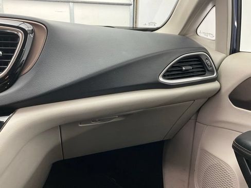 Used 2018 Chrysler Pacifica L FWD image 8