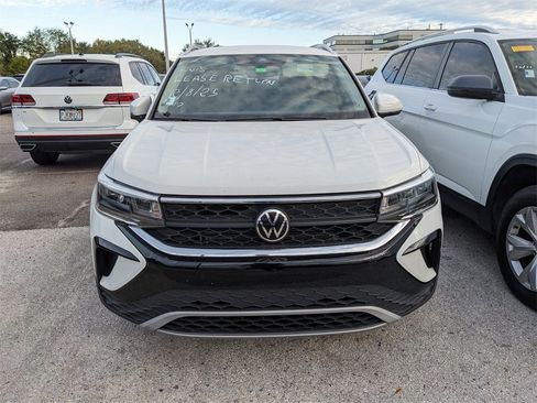 Certified 2022 Volkswagen Taos SE w/ IQ.Drive SE Package image 3